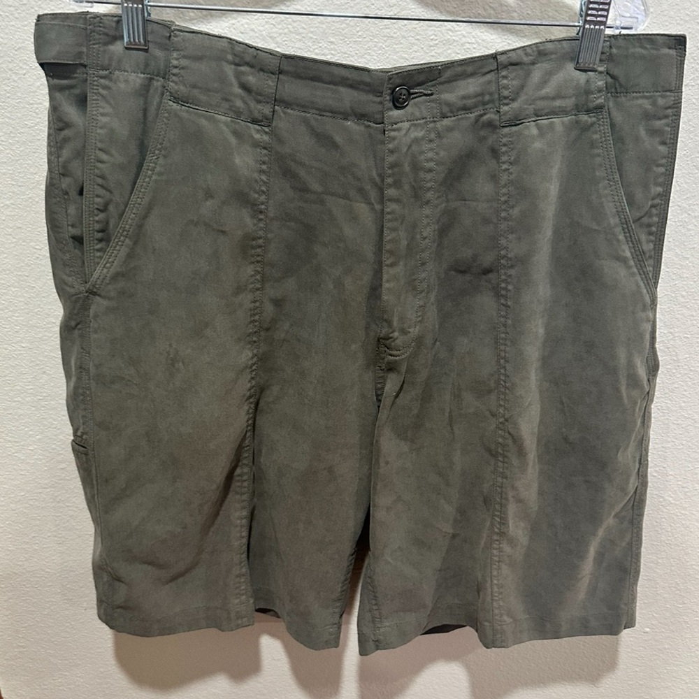 Tommy Bahama men’s cotton tencel olive green Shorts size 35